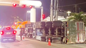 Xe container chở 4 cuộn thép lật ở Đồng Tháp: Phạt chủ xe 70 triệu đồng, tài xế 10 triệu