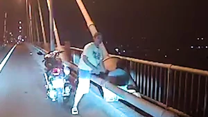 Video nữ tài xế taxi kịp thời khuyên ngăn người mẹ ôm con bên lan can cầu Rạch Miễu