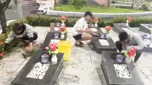 Công an ngăn 2 nhóm thiếu niên chuẩn bị đánh nhau, đưa đi chăm sóc nghĩa trang liệt sĩ