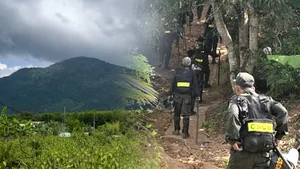 Công an siết vòng vây trên núi Hòn Dữ, truy tìm 2 phạm nhân trốn trại giam A2
