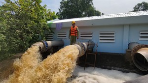 TP.HCM vận hành 5 trạm bơm ứng phó mưa lớn, triều cường