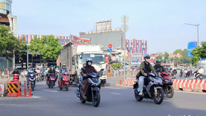 Ngày đầu điều chỉnh giao thông quanh sân bay Tân Sơn Nhất: Có tài xế chạy vào đường cấm