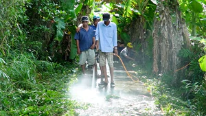 Độc lạ Cà Mau: Nông dân hùn tiền mua 'máy xịt lộ', rủ nhau rửa đường sau mưa