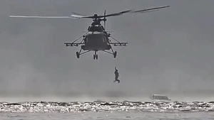 Dùng trực thăng giải cứu người mắc kẹt trên nóc xe hơi giữa dòng lũ ở Syria