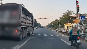 Lý do xe đầu kéo đã dừng đèn đỏ vẫn bị lập biên bản xử phạt 18-20 triệu đồng