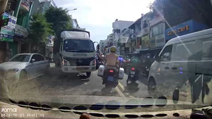 Cảnh sát mở đường đưa sản phụ chuyển dạ đến Bệnh viện Từ Dũ, bé gái chào đời an toàn