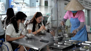 Trường công lập ở TP.HCM nấu ăn 3 bữa mỗi ngày cho hơn 3.500 học sinh