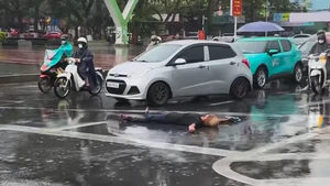 Lý do người đàn ông nằm bất động trên đường ở Cần Thơ