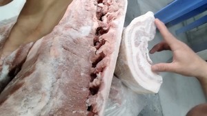 Thịt nhập khẩu đông lạnh ồ ạt vào thị trường, giá rẻ hơn hàng nội địa