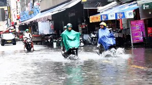 Mưa lớn giữa trưa, nhiều tuyến đường trung tâm TP.HCM lênh láng nước