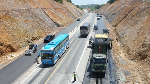 Đang mở rộng cao tốc Cam Lộ - La Sơn lên 4 làn xe, cuối năm nay hoàn thành toàn tuyến