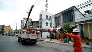 Đã dỡ trụ điện cũ trên đường Chu Văn An, TP.HCM để hoàn thiện mặt đường  