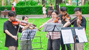 Lớp học đàn '0 đồng' ở công viên Tao Đàn kết nối ngàn người cùng đam mê 