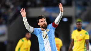 Messi nhiều lần bật khóc trong trận đấu chia tay tuyển Argentina