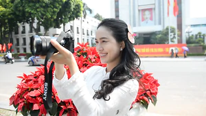 Bạn trẻ Hà Nội xuống phố chụp ảnh mừng Ngày Giải phóng Thủ đô