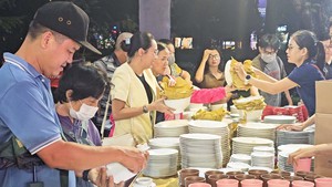 'Săn' đồ gia dụng, thực phẩm chay khuyến mãi tại hội chợ hàng Việt Nam chất lượng cao