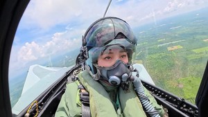 Video Hoàng hậu Thái Lan Suthida lần đầu lái tiêm kích, được Nhà vua trao phù hiệu vàng