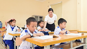 Nghệ An: Toàn bộ học sinh ở Tiến Sơn đã đến trường, có xe đón tận thôn