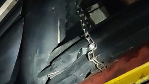 Phủ thờ Tuy Lý Vương ở Huế xuống cấp, phải dùng xích sắt giữ khung gỗ