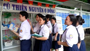 Ấm áp ‘tủ thiện nguyện 0 đồng’ của thầy trò trường THPT ở TP.HCM