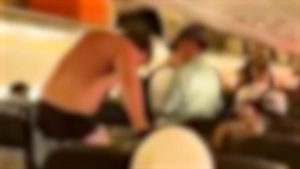 Video khách Nga cởi đồ, la hét gây náo loạn trên chuyến bay từ Việt Nam đi Thái Lan