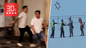 Bản tin 30s Nóng: Ô tô 7 chỗ và xe Bentley va chạm, 1 người bị rượt đánh; Bắt tay trên dây điện nối 2 nước