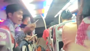 Hành khách góp tiền giúp người đàn ông bị mất ví trên đường về quê ăn Tết