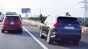 Lái ô tô vào làn khẩn cấp trên cao tốc để 'đi cho nhanh', tài xế bị phạt 5 triệu