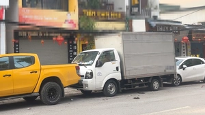 Bị xe tải đậu chắn 'mặt tiền' buôn bán dịp Tết, chủ cửa hàng mang 2 ô tô chặn đầu đuôi