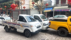 Vụ đưa ô tô khóa đầu, đuôi xe tải đậu chắn cửa hàng cận Tết: Công an vào cuộc xử lý