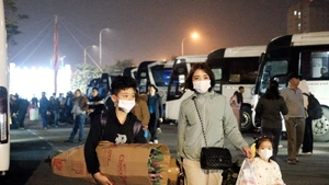 Sáng 27 Tết, nhiều công nhân ở Hà Nội về quê bằng những chuyến xe miễn phí