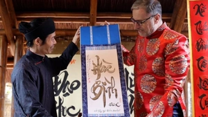 Đại sứ Pháp mặc áo dài, học viết thư pháp ở Văn Miếu - Quốc Tử Giám