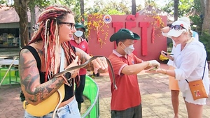 Đến Trại rắn Đồng Tâm vui chơi dịp Tết, biết thêm các loài rắn quý hiếm