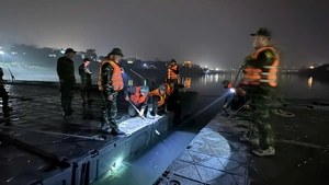 Đại tướng Phan Văn Giang biểu dương lực lượng hoàn thành bắc cầu phao sông Lô trong đêm 28 Tết