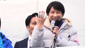 Thủ tướng Nhật Bản bị chấn thương tay, phải băng bó do... người ủng hộ bắt tay quá mạnh