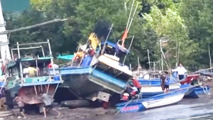 Ghe đang đậu để sửa chữa bị đứt dây lật đè chết người