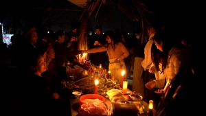 Huyền bí chợ Âm Dương leo lắt ánh đèn dầu lúc nửa đêm ở Bắc Ninh