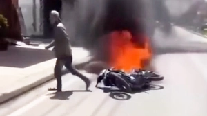 Bắt tạm giam thanh niên đốt xe máy khi bị cảnh sát giao thông kiểm tra nồng độ cồn