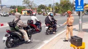 Vang vang tiếng loa kẹo kéo: Bà con ai đi TP.HCM thì đi quốc lộ N2, đừng đi quốc lộ 1 kẹt xe...