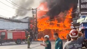 Cháy tiệm đồ gỗ tại phường Phước Long, TP.HCM khiến nhiều tài sản bị thiêu rụi