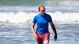 Thị trưởng Wellington xuống biển bơi để trấn an dư luận sau sự cố nước thải thô tràn ra biển