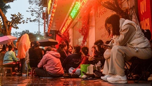 Video người dân xếp hàng mua vàng từ sáng sớm trước ngày 'vía Thần Tài'