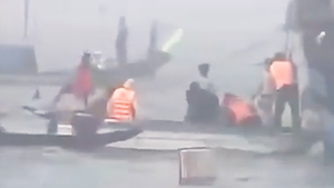 Hai mẹ con tử vong khi thuyền chở người đi xem đua ghe ở Huế bị lật