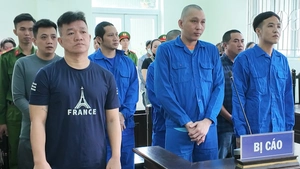 7 bị cáo lãnh án tù vì mang dao kiếm đánh người sau va quẹt xe