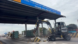 TP.HCM bắt đầu tháo dỡ trạm thu phí T3 quốc lộ 51, dự kiến xong trong 8 ngày