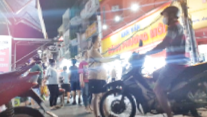 Ngang nhiên chiếm dụng vỉa hè, lòng đường trước chợ tại TP.HCM để giữ xe, thu tiền trái phép