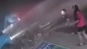 Video người đàn ông bị hành hung khi giải cứu nạn nhân dưới gầm ô tô, công an vào cuộc