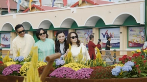 Chợ Bến Thành sau sơn sửa thu hút hàng nghìn lượt người tham quan, checkin trước Tết