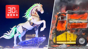 Bản tin 30s Nóng: Xe khách cháy dữ dội gần cầu Cổ Chiên; Ngắm linh vật ngựa 'phát sáng'