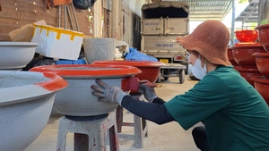 Cơ sở đúc chậu cảnh hoạt động hết công suất ngày cận Tết